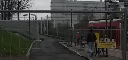 Fahrradfahrer wechselt über Straßenbahnspur zum ehemaligen Fahrradweg